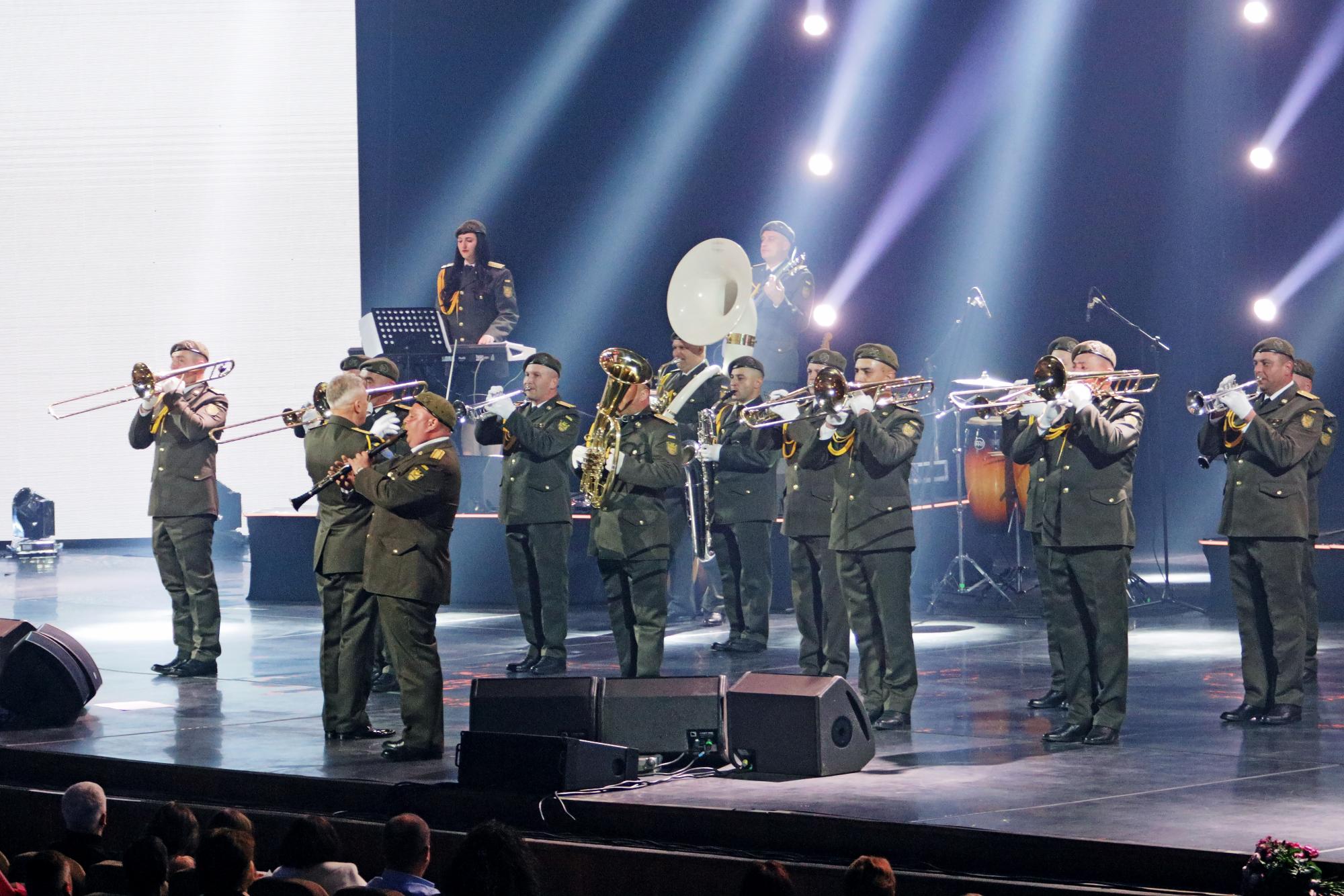 Одруженій співачці зробили пропозицію прямо посеред концерту: яскраві фото