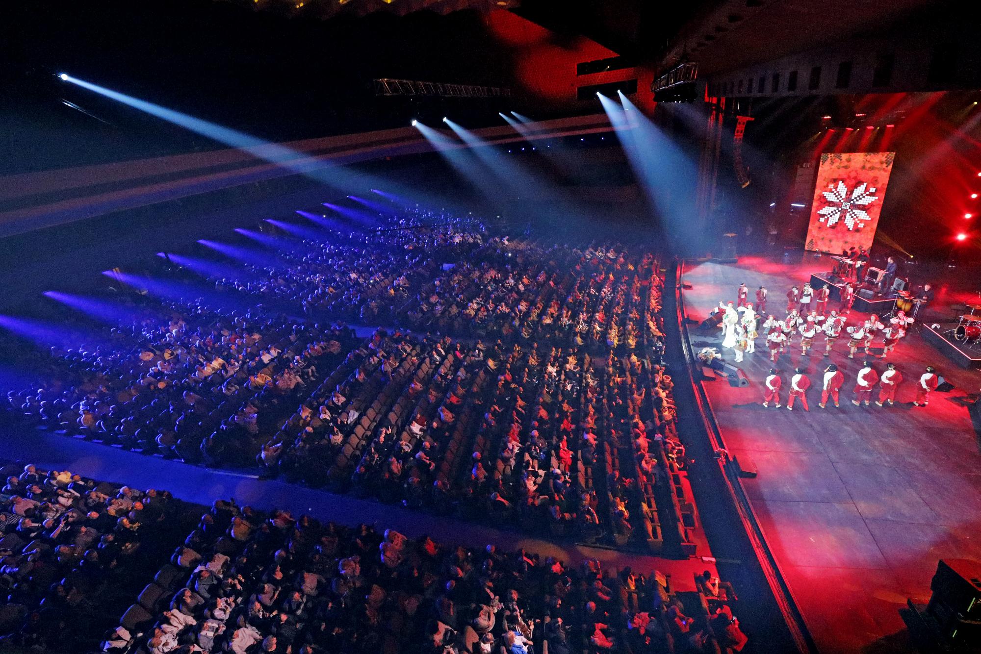 Одруженій співачці зробили пропозицію прямо посеред концерту: яскраві фото