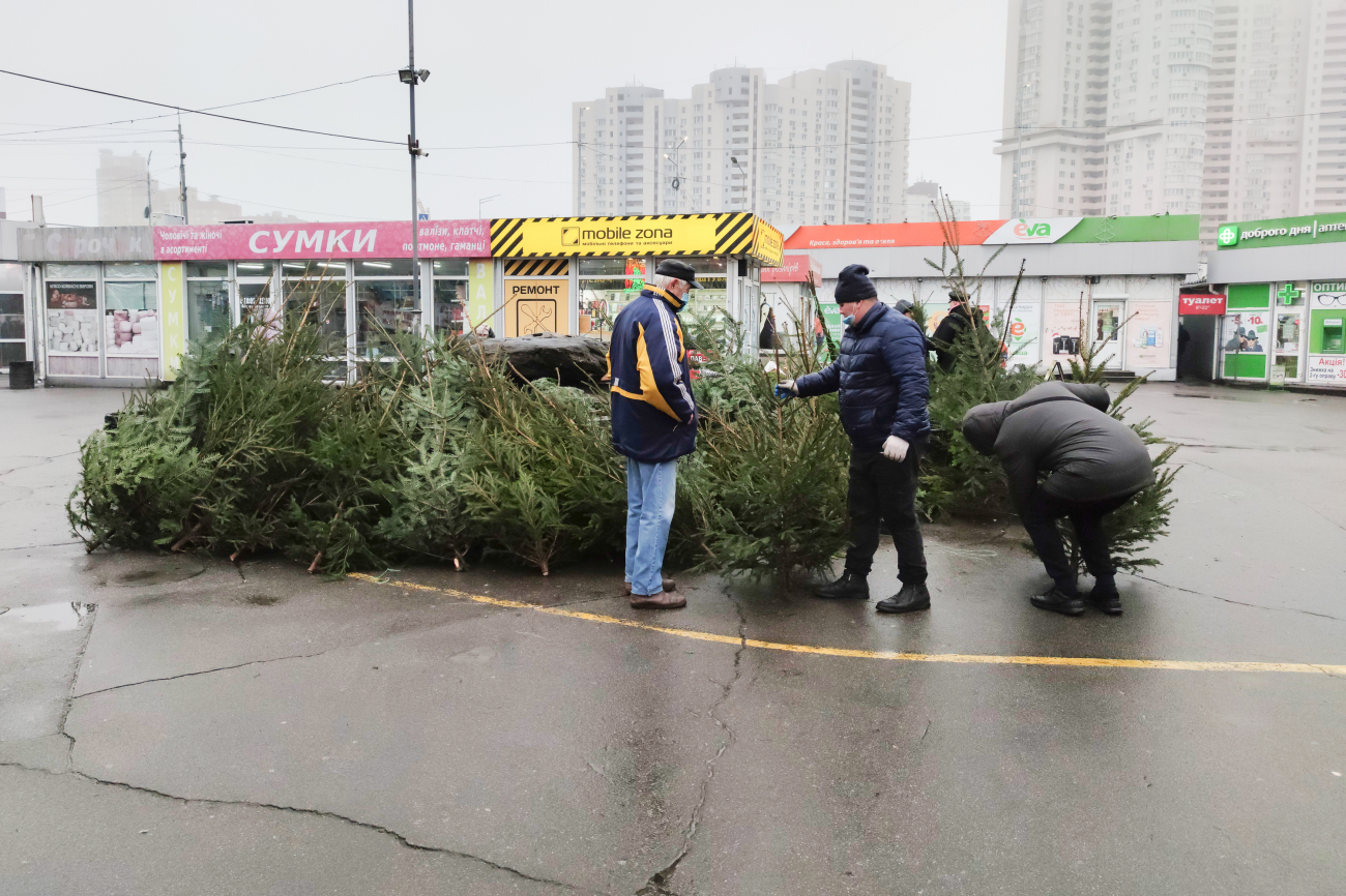 Як прибрати ялинку так, щоб не засипати все голками: корисний лайфхак
