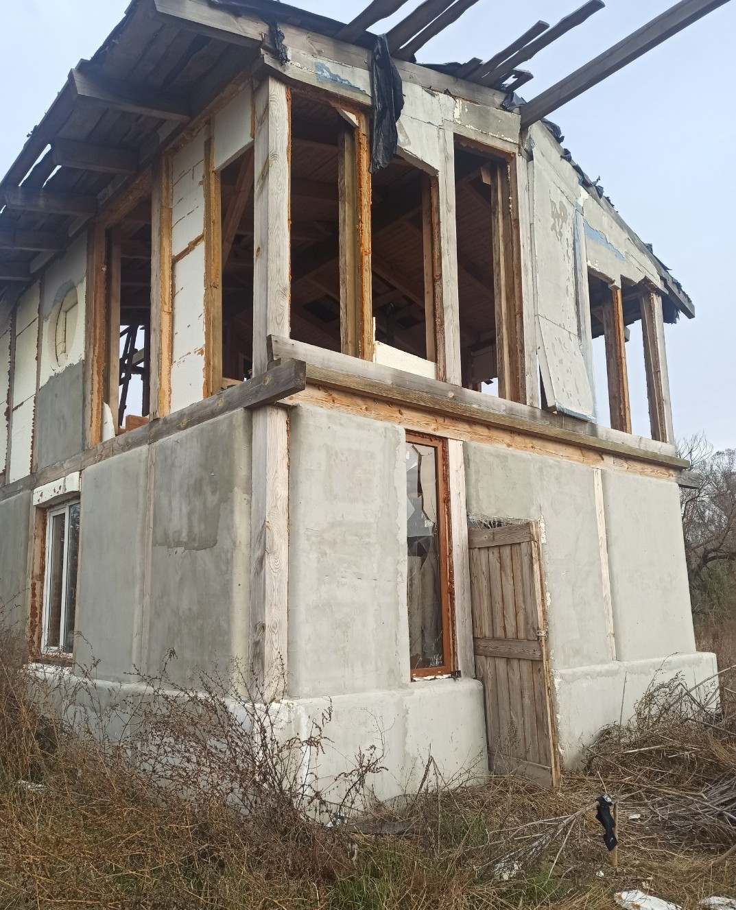 Батько загиблого героя України живе у землянці: фото, від яких стає боляче