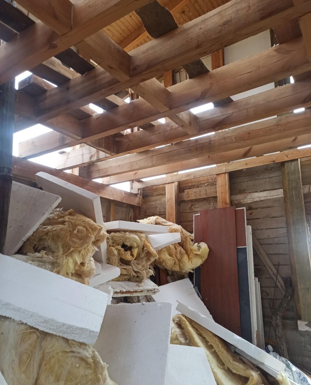 Батько загиблого героя України живе у землянці: фото, від яких стає боляче