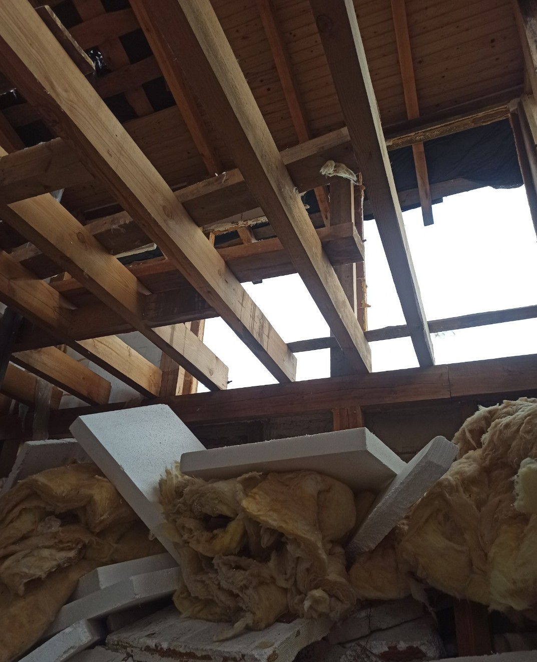 Батько загиблого героя України живе у землянці: фото, від яких стає боляче