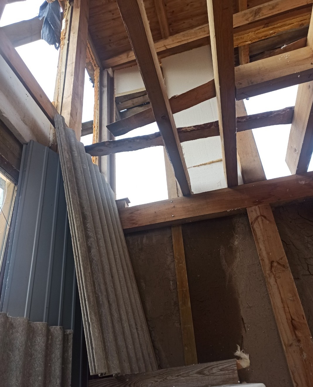 Батько загиблого героя України живе у землянці: фото, від яких стає боляче