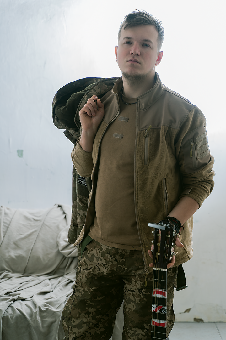 "Я тут, щоб ви могли спати спокійно". Воїн ЗСУ показав проникливе відео на пісню, яку він записав прямо на передовій