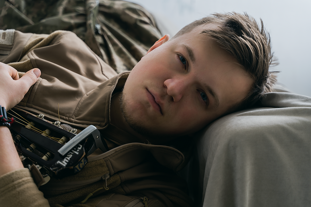 "Я тут, щоб ви могли спати спокійно". Воїн ЗСУ показав проникливе відео на пісню, яку він записав прямо на передовій