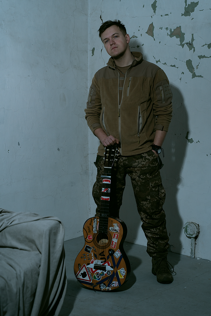 "Я тут, щоб ви могли спати спокійно". Воїн ЗСУ показав проникливе відео на пісню, яку він записав прямо на передовій