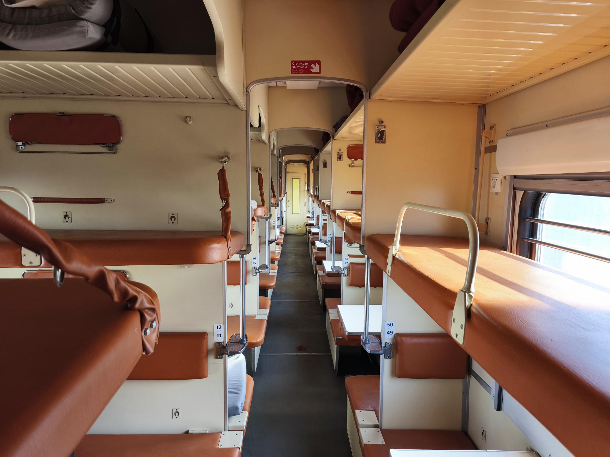 Жизнь в рейсе: интервью с проводником УЗ о работе, которую не видят пассажиры