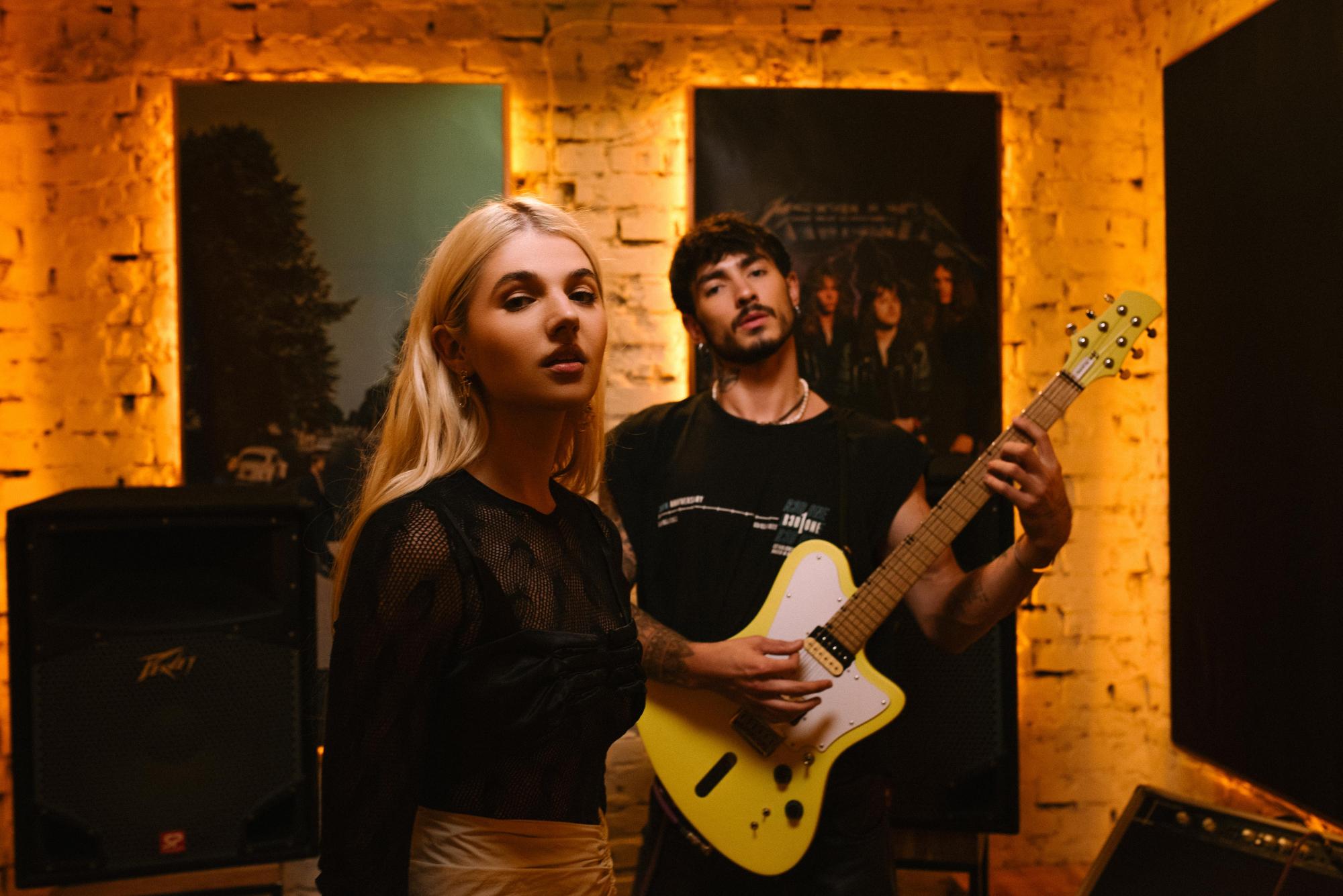 Нова зіркова пара? Один із найзавидніших холостяків країни "засвітився" зі співачкою із Маріуполя