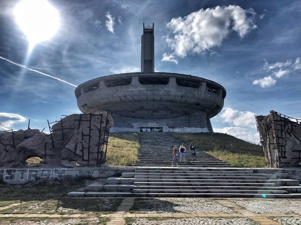 Пещеры, памятник-призрак и деревня Ванги. Что посмотреть в Болгарии, если вы не планируете отдыхать на море