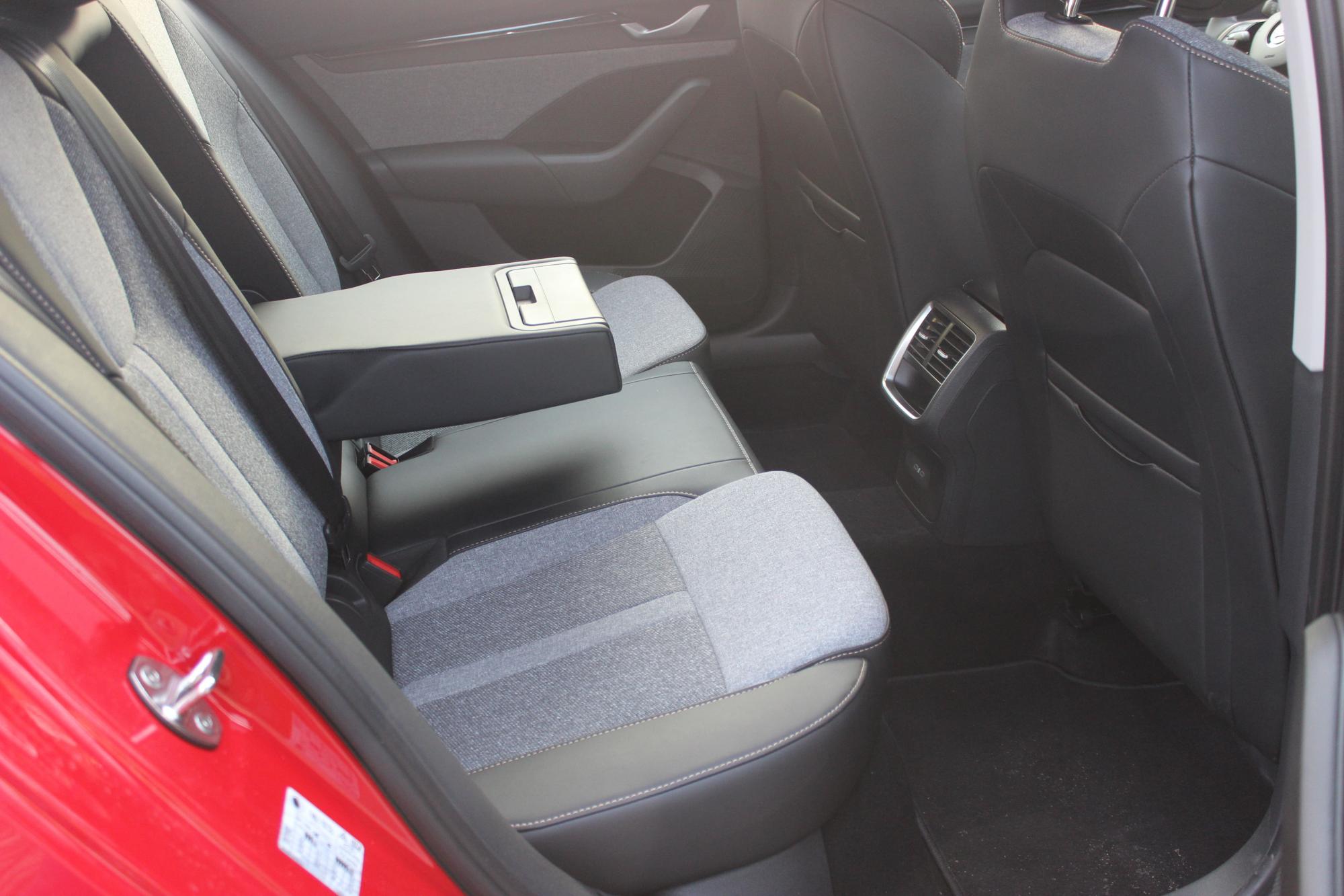 Тест-драйв гібридної Skoda Octavia: переваги та недоліки оновленого ліфтбека