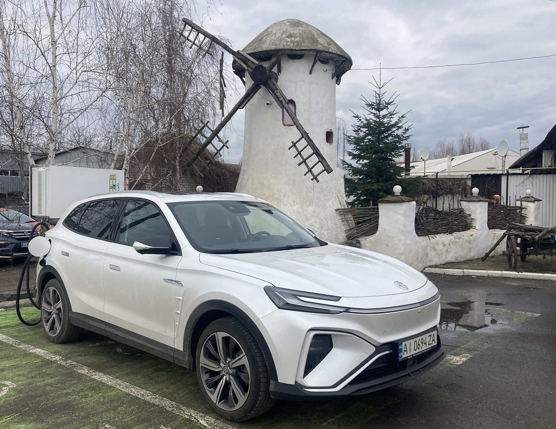 Від нерозуміння до радощів: особливості подорожей на електромобілі в Україні