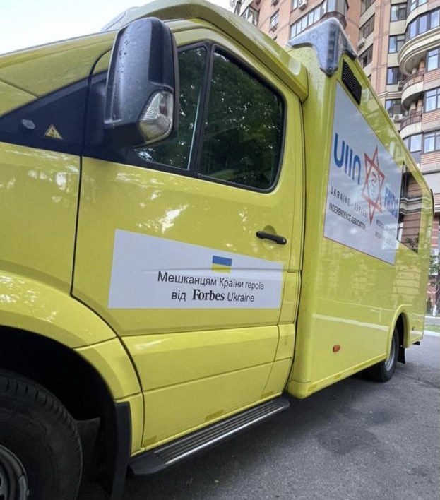 Forbes передал гуманитарному проекту "Фрида" два автомобиля "скорой помощи"
