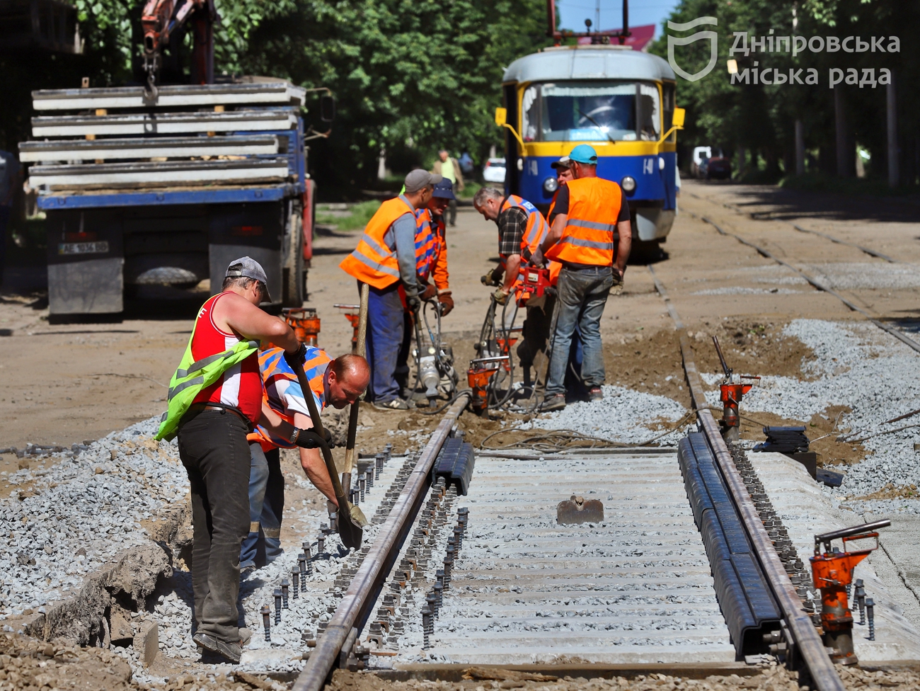 Філатов розповів, як Дніпро попри війну поновив ремонти трамвайних переїздів 
