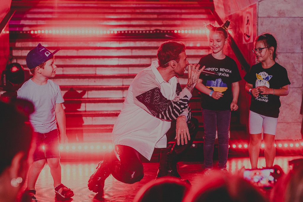 Макс Барских впервые с начала войны спел в Киеве: фото с необычного концерта