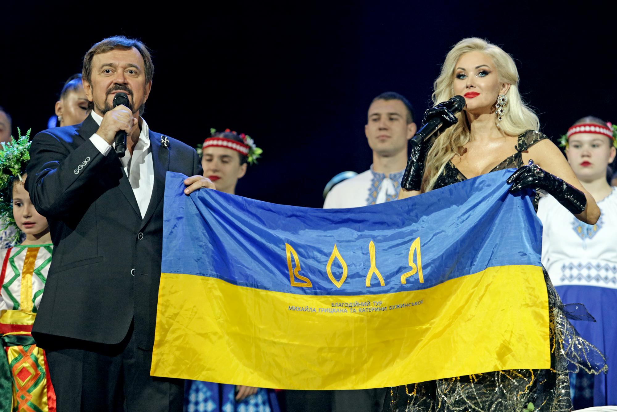 Одруженій співачці зробили пропозицію прямо посеред концерту: яскраві фото