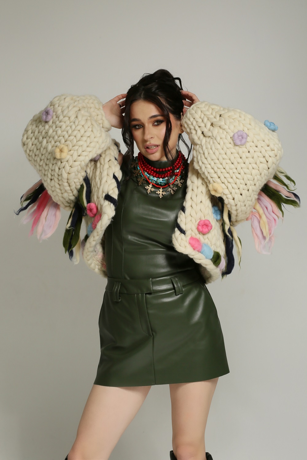 FIЇNKA показала модный chunky-кардиган: как носить, чтобы выглядеть стройной