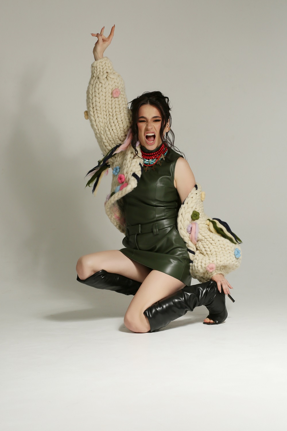 FIЇNKA показала модный chunky-кардиган: как носить, чтобы выглядеть стройной