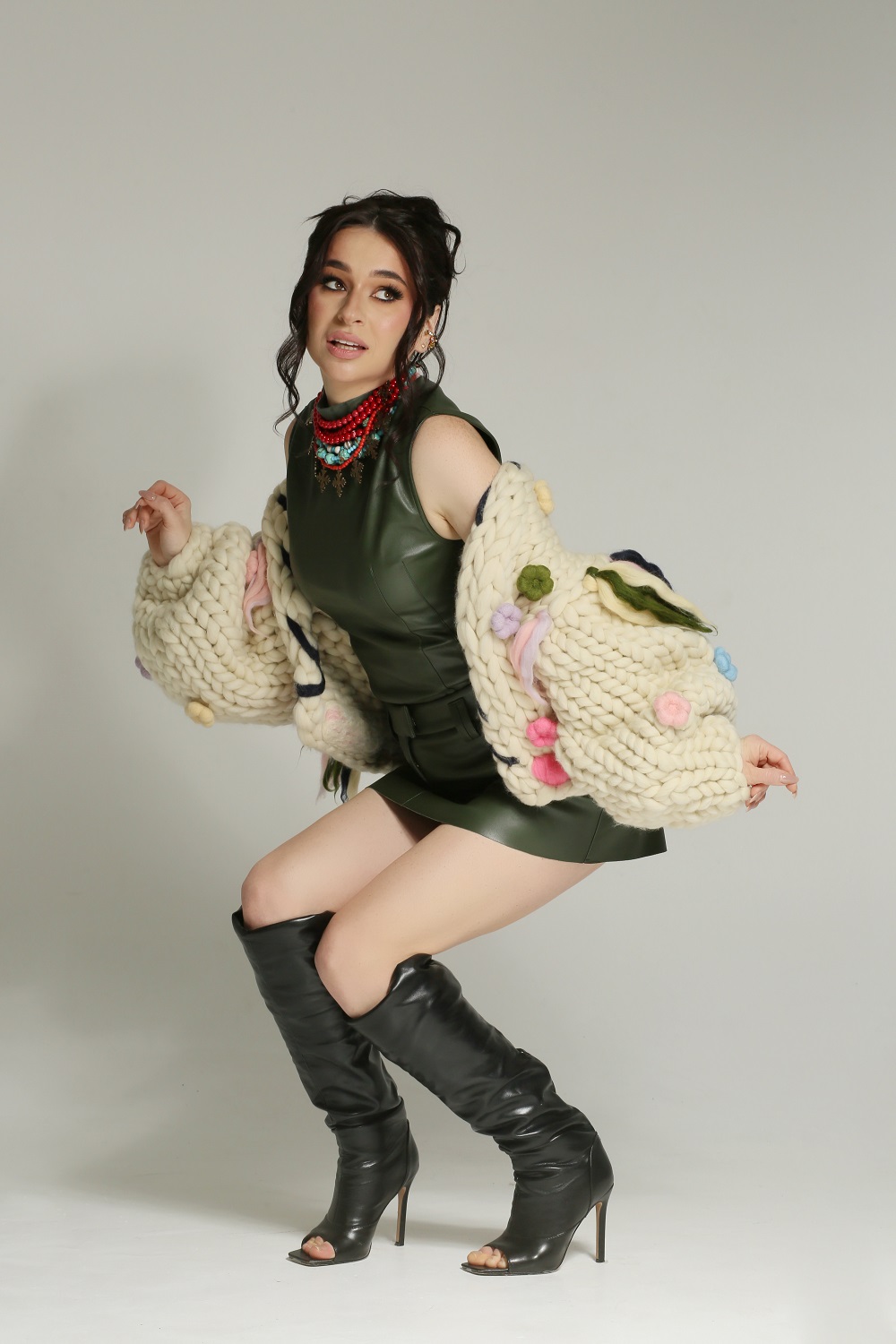 FIЇNKA показала модный chunky-кардиган: как носить, чтобы выглядеть стройной