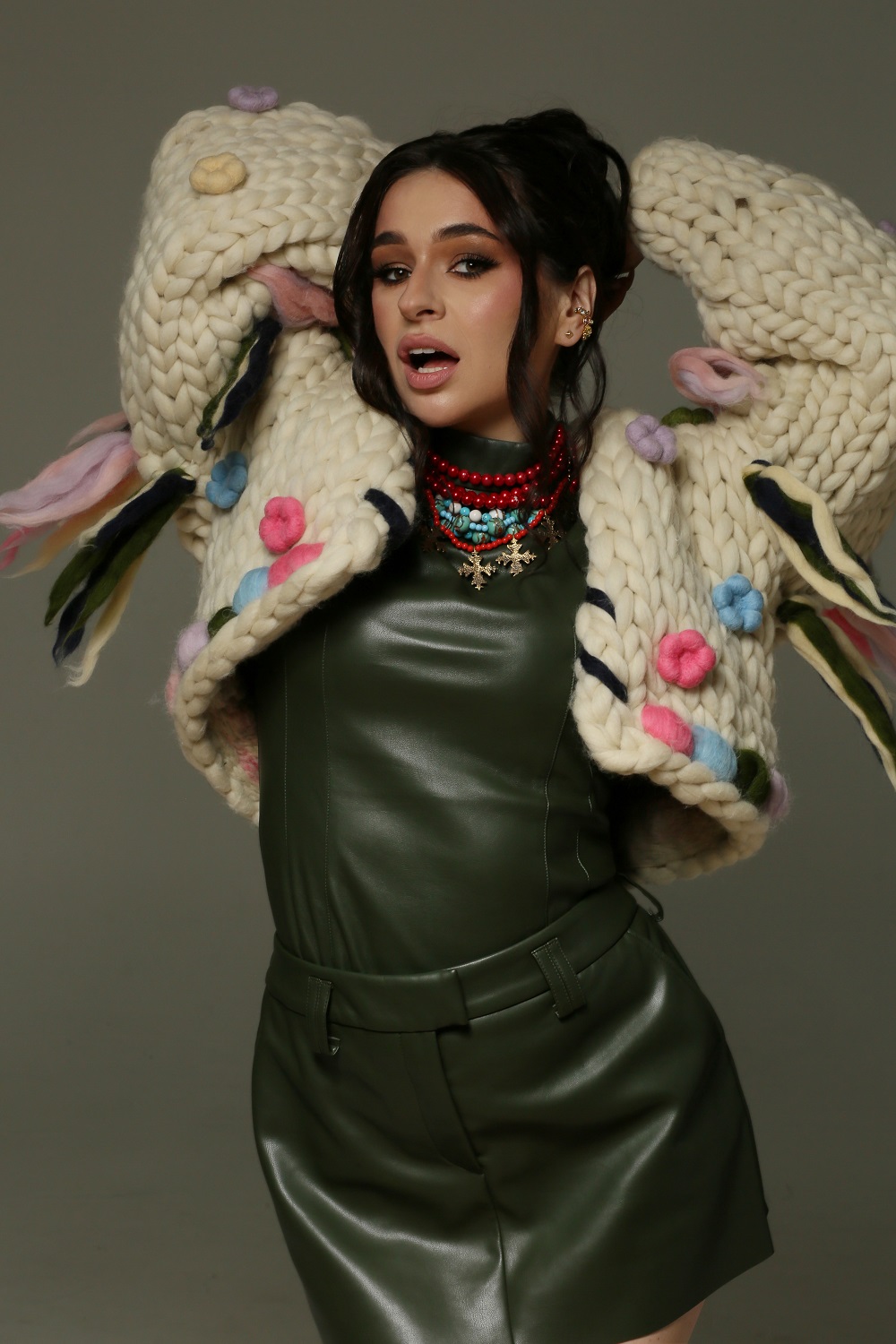 FIЇNKA показала модный chunky-кардиган: как носить, чтобы выглядеть стройной