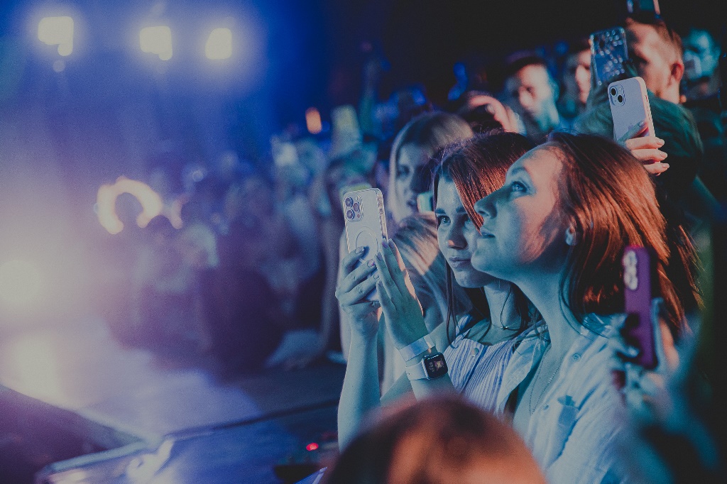 Макс Барских впервые с начала войны спел в Киеве: фото с необычного концерта