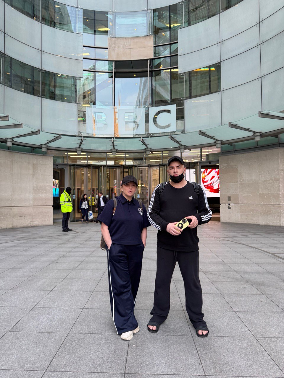 Вєрка Сердючка на концерті продала прапор Залужного: лот пішов за рекордну суму на допомогу дітям