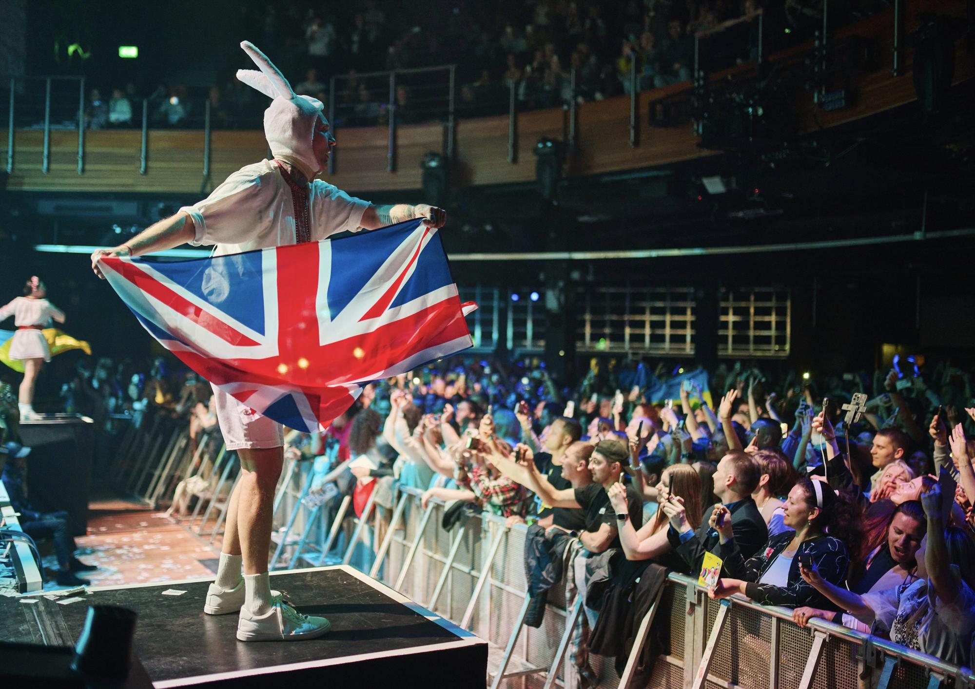 Вєрка Сердючка на концерті продала прапор Залужного: лот пішов за рекордну суму на допомогу дітям