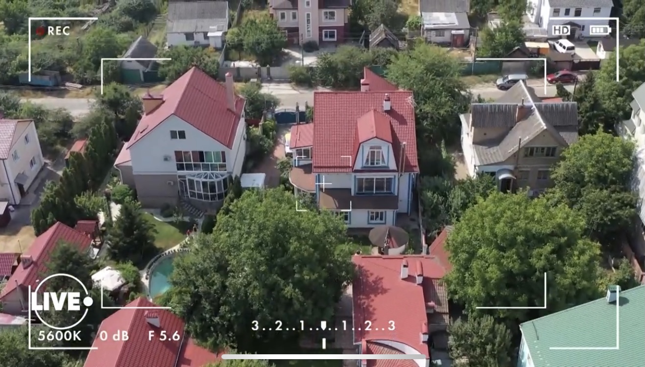 Особняк в три этажа с огромными колоннами: как выглядит дом Таисии Повалий в Киеве