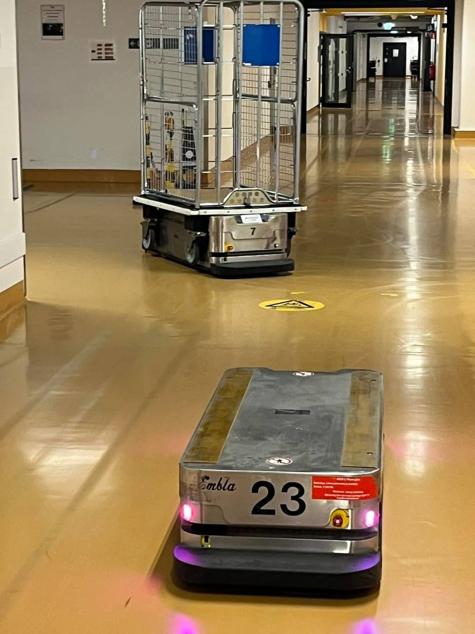 Роботи в коридорах і зарплата від 5 тисяч євро: що найбільше вражає в лікарнях Швеції