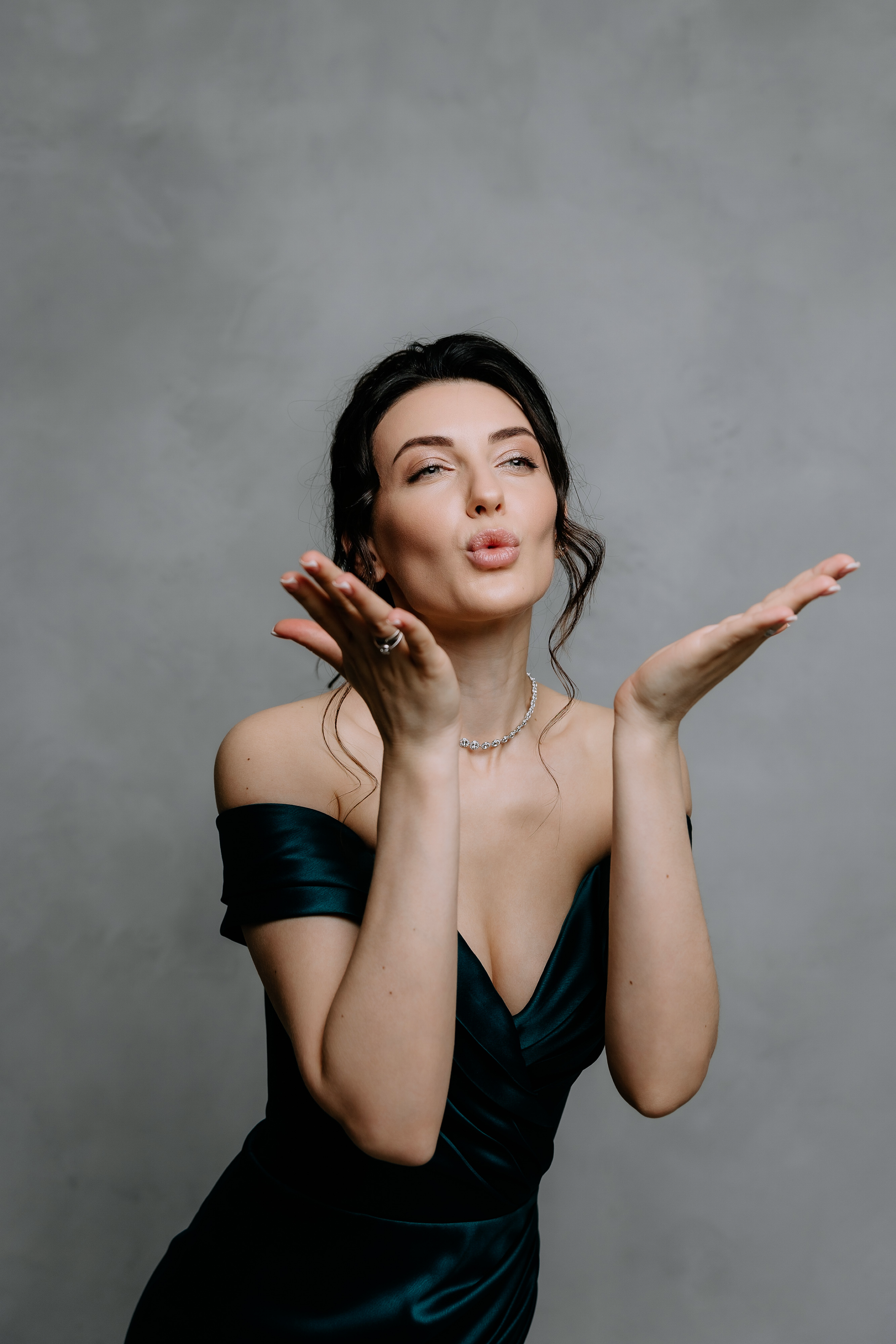 Від Barbie до парфумів Dior: що знаходили під подушкою українські зірки на День Святого Миколая