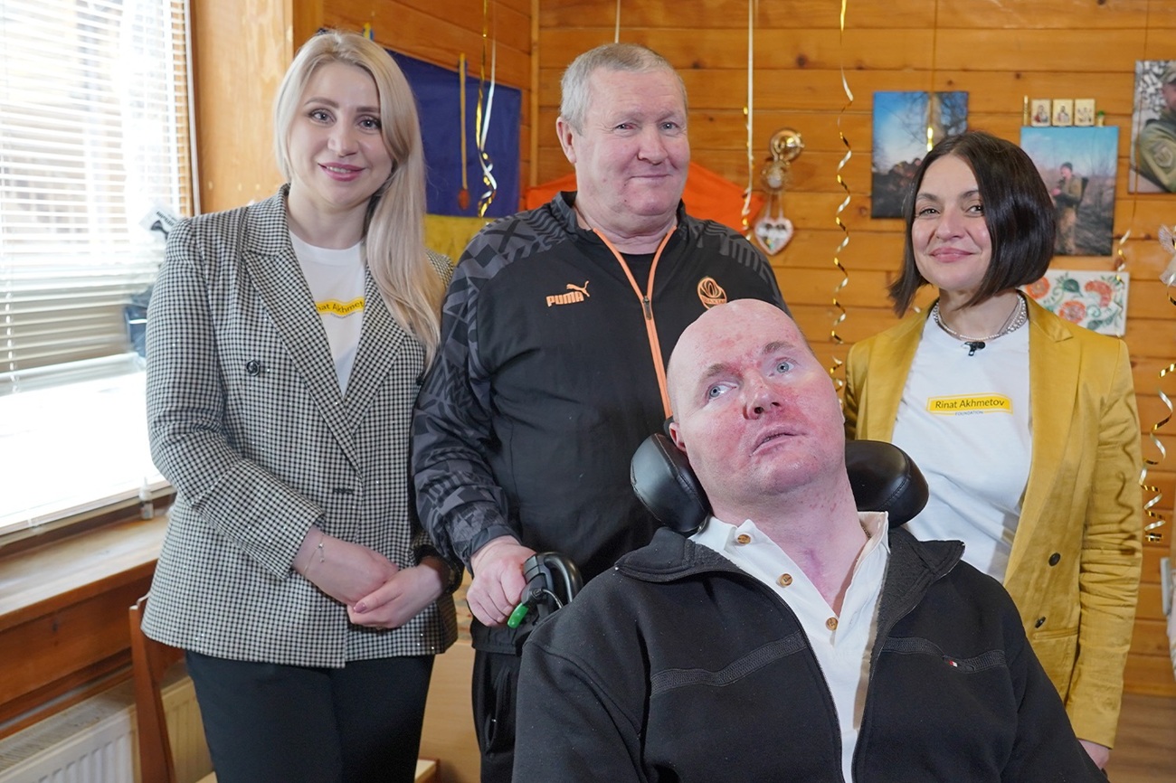 Сюрприз у день народження. Рінат Ахметов подарував дім пораненому захиснику Віталію Шумею