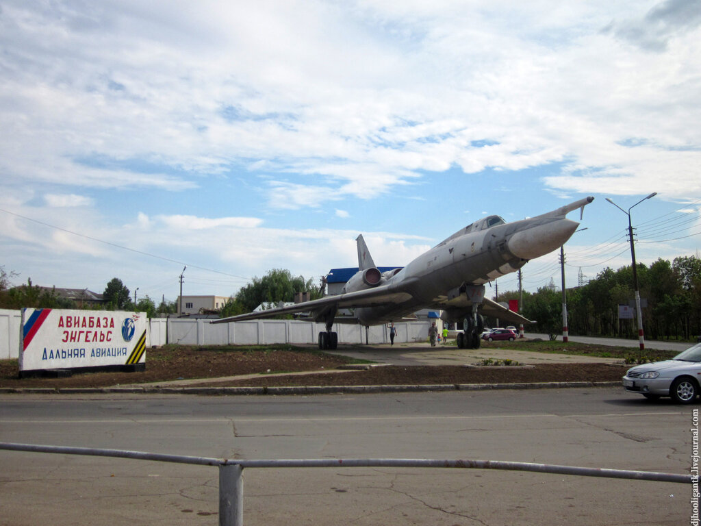 Вот как выглядит аэродром "Энгельс-2", с которого взлетают самолеты бомбить украинские города (фото)