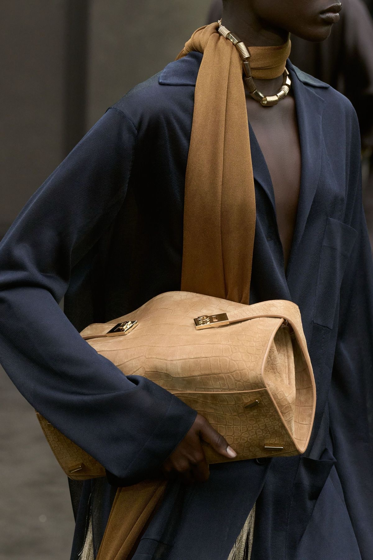 Вертикали, монохром и V-вырез: главные секреты визуальной коррекции фигуры в холодный сезон