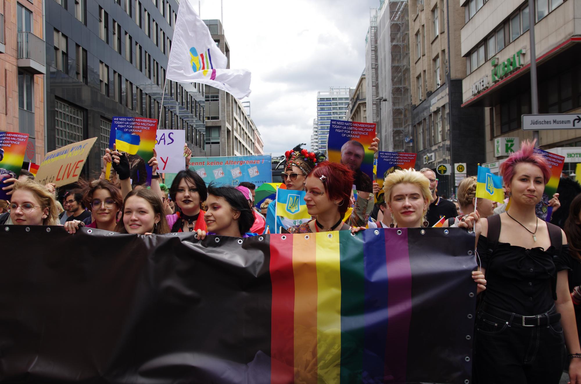 Українці очолили прайд у Берліні та пронесли портрети українських ЛГБТ-військових: фото з акції