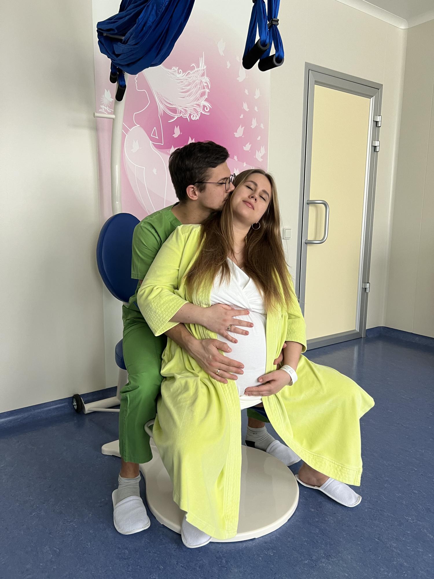 "Вместе сделали, вместе и родили". Почему партнерские роды становятся популярными и как к ним готовиться