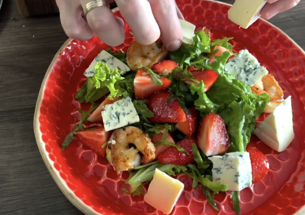 Сочный салат с клубникой, который должен приготовить каждый: простой рецепт