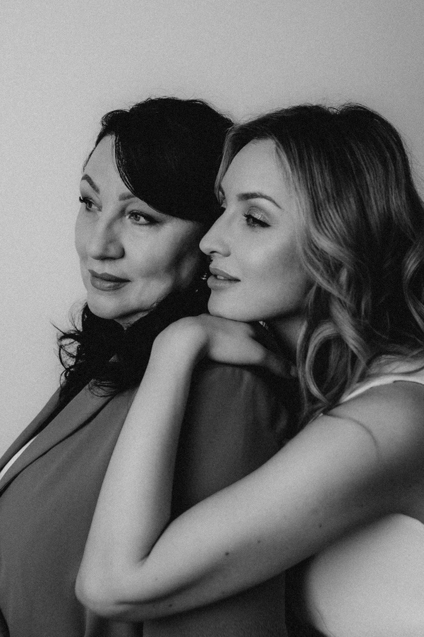 "Моя найкраща подружка і радник". Українські зірки поділились найтеплішими спогадами про маму