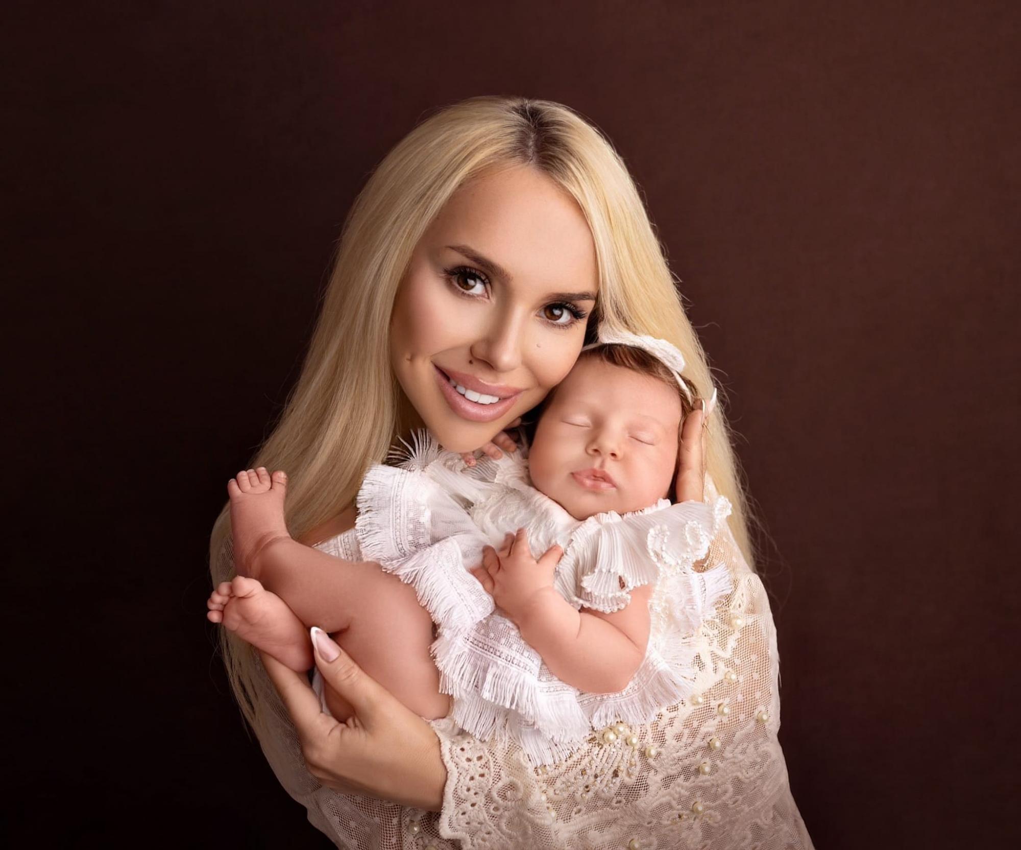 Українська співачка і зірка Playboy замилувала фото новонародженої донечки Євлалії