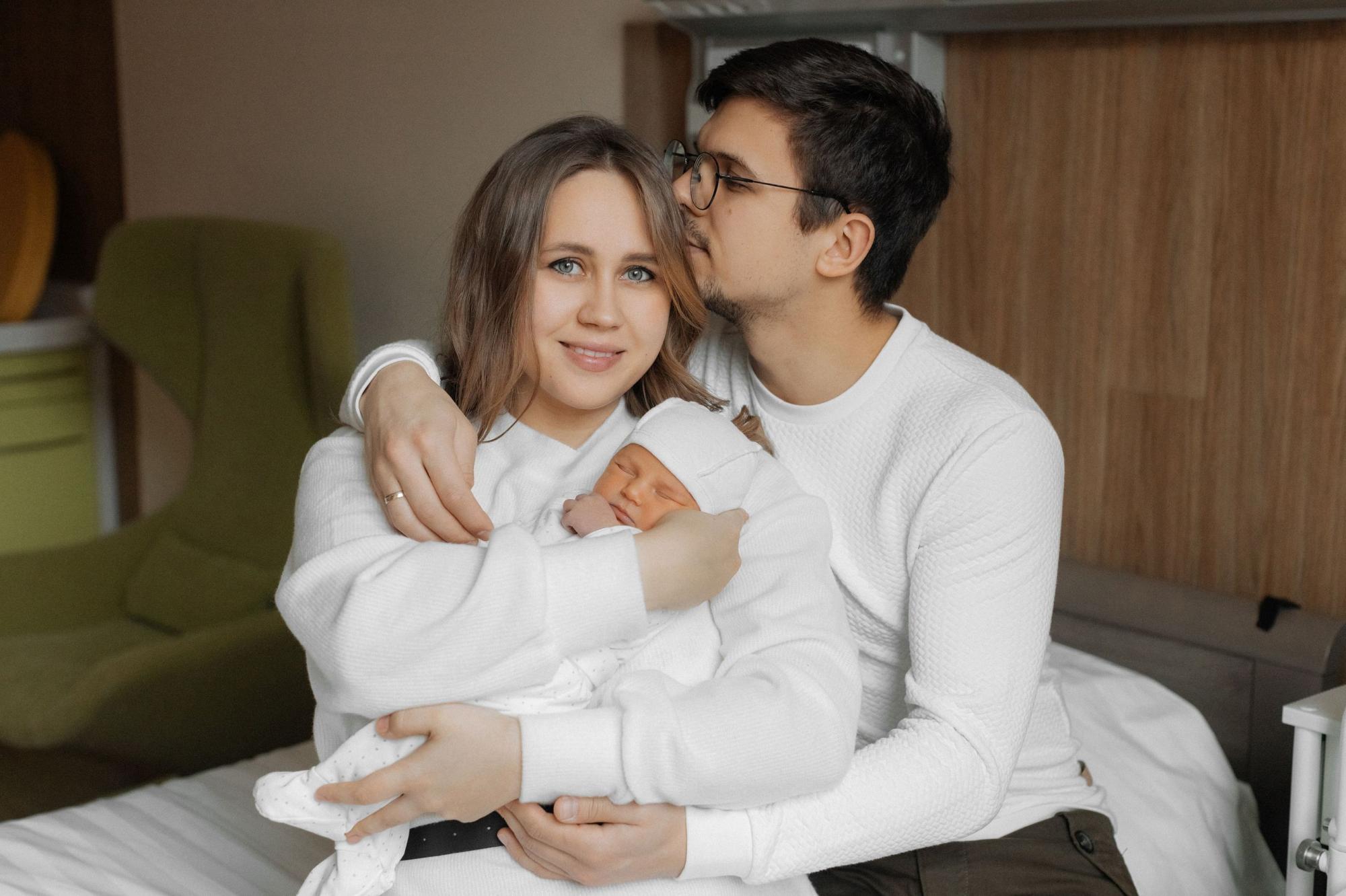 "Вместе сделали, вместе и родили". Почему партнерские роды становятся популярными и как к ним готовиться