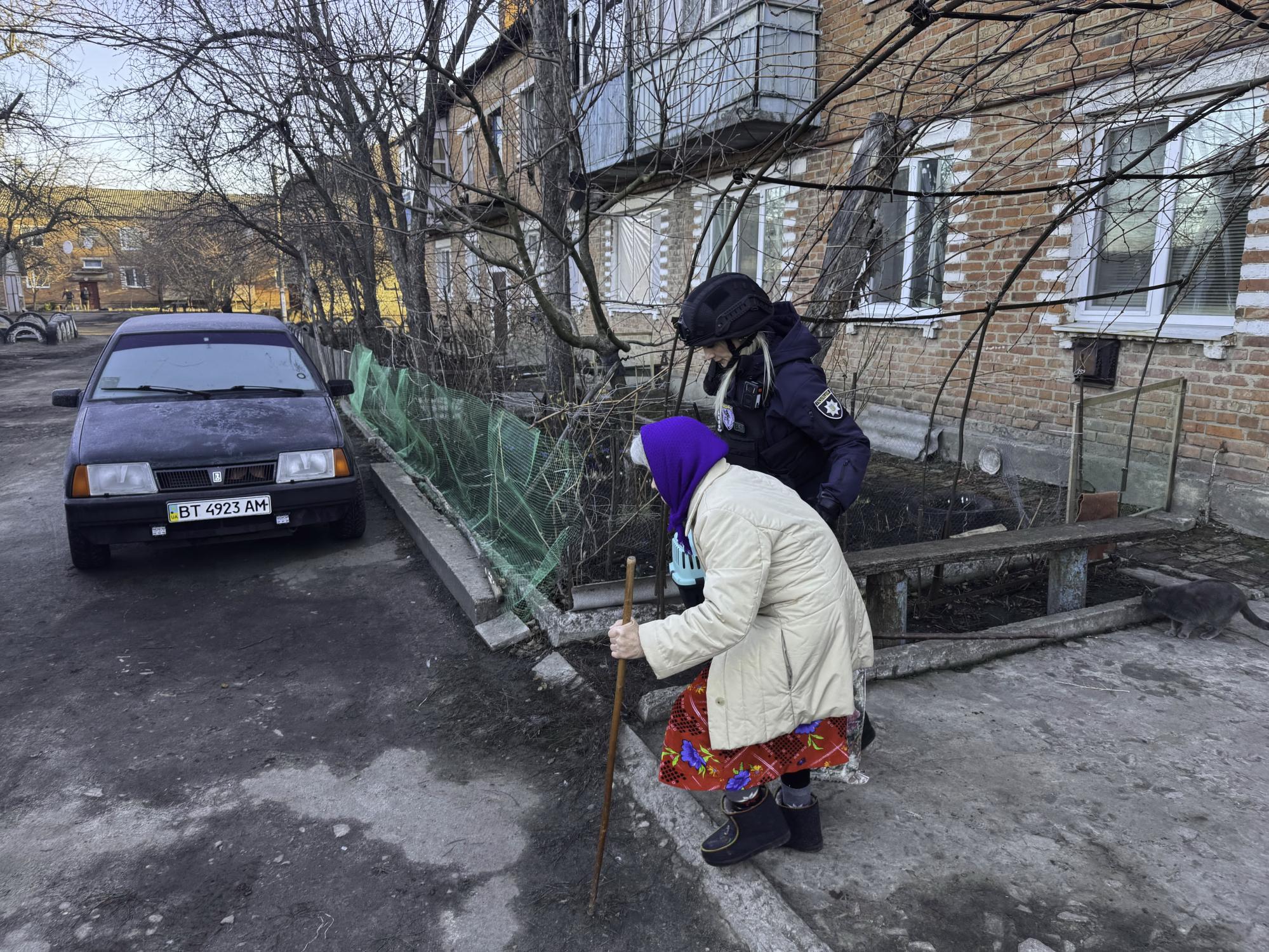 "Кожна поїздка може бути останньою": історія поліцейської з групи евакуації на Сумщині