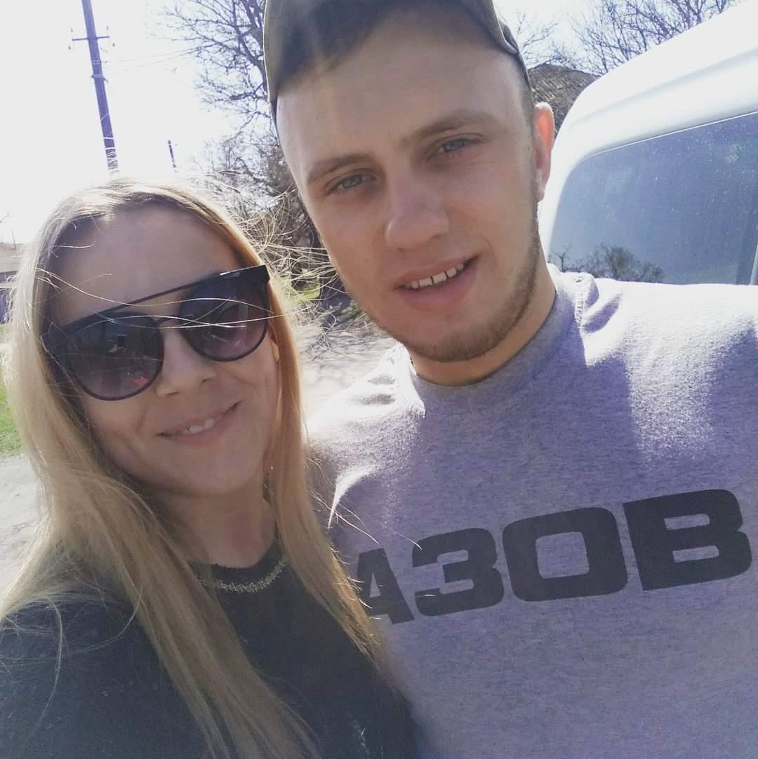 "Його останнім повідомленням було: "Дуже кохаю". Історії дружин захисників Маріуполя, які віддали своє життя за Україну