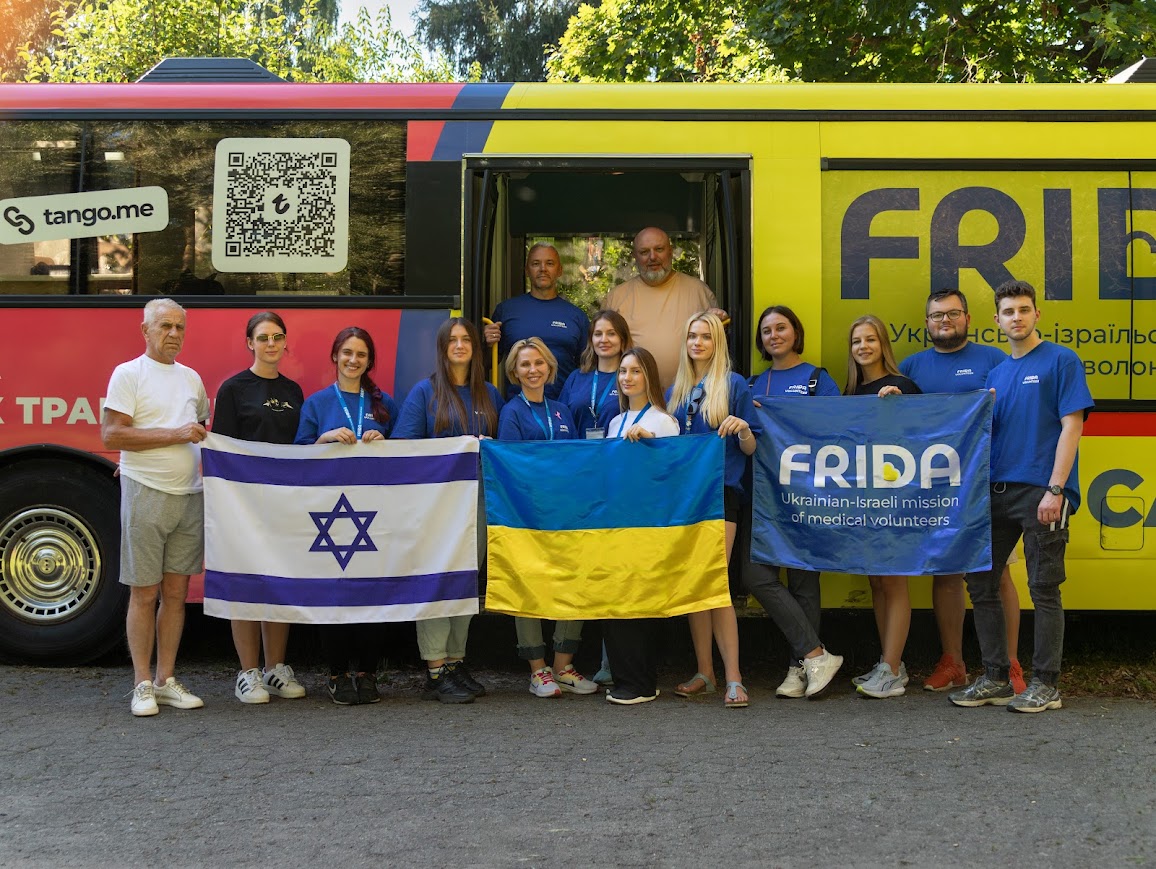 "Рак зазвичай мовчить": лікарі-волонтери місії Frida розповіли, як борються з раком на передовій