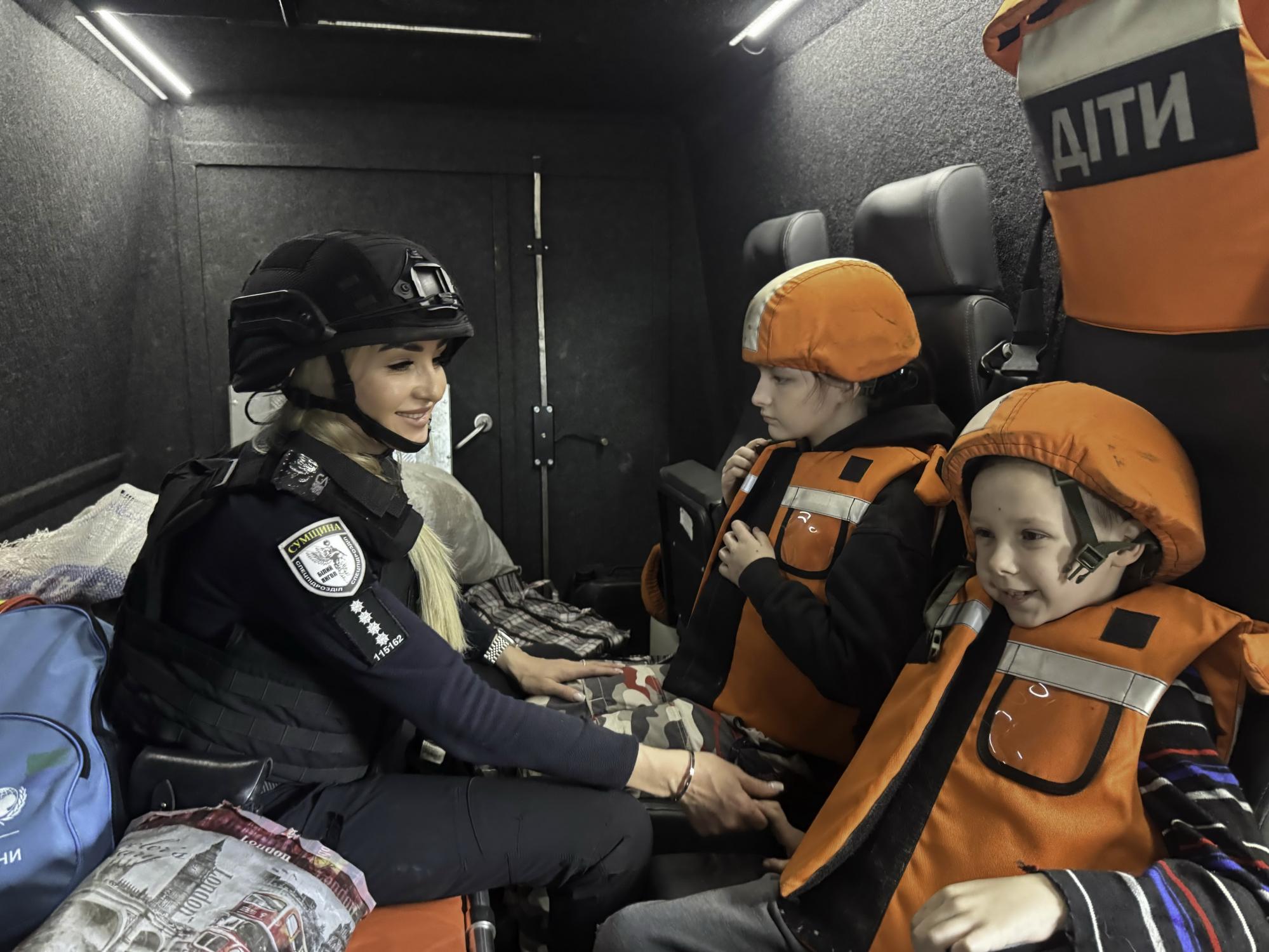 "Кожна поїздка може бути останньою": історія поліцейської з групи евакуації на Сумщині