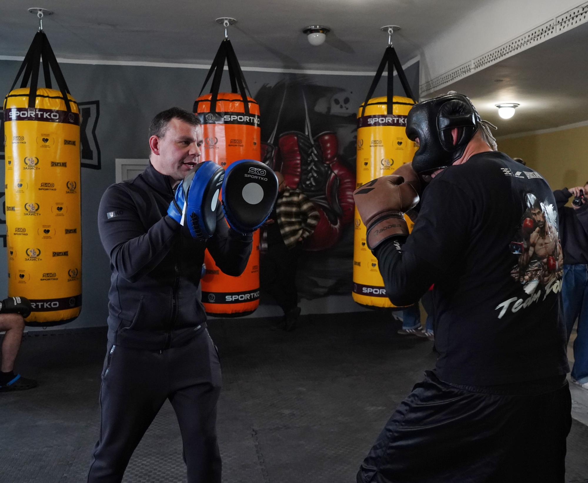 "Спорт лікує душу": у Київській обласній лікарні відкрили боксерський зал для ветеранів війни
