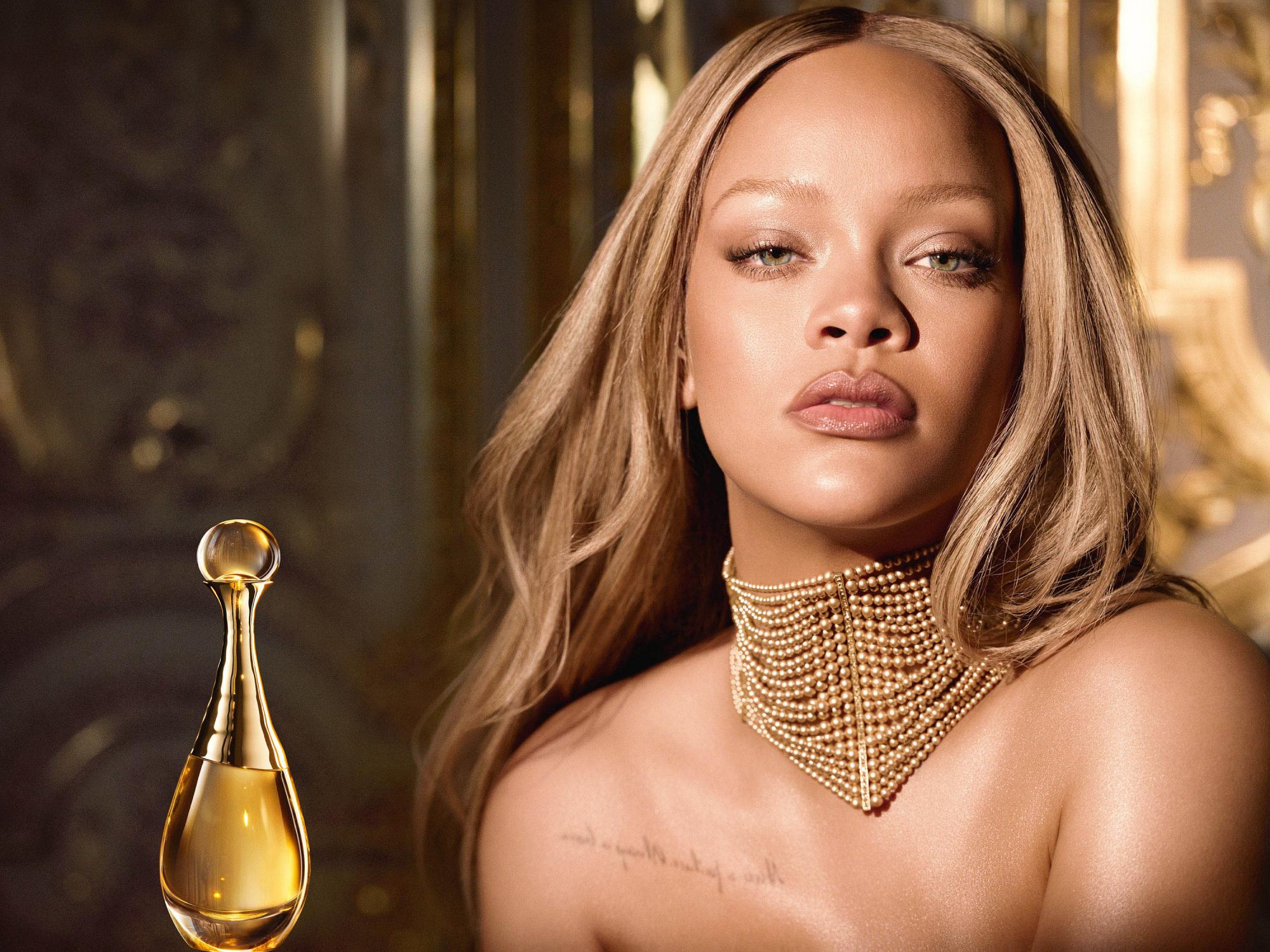 Що подарувати жінкам з парфумів на новорічні свята: 10 безпрограшних ароматів