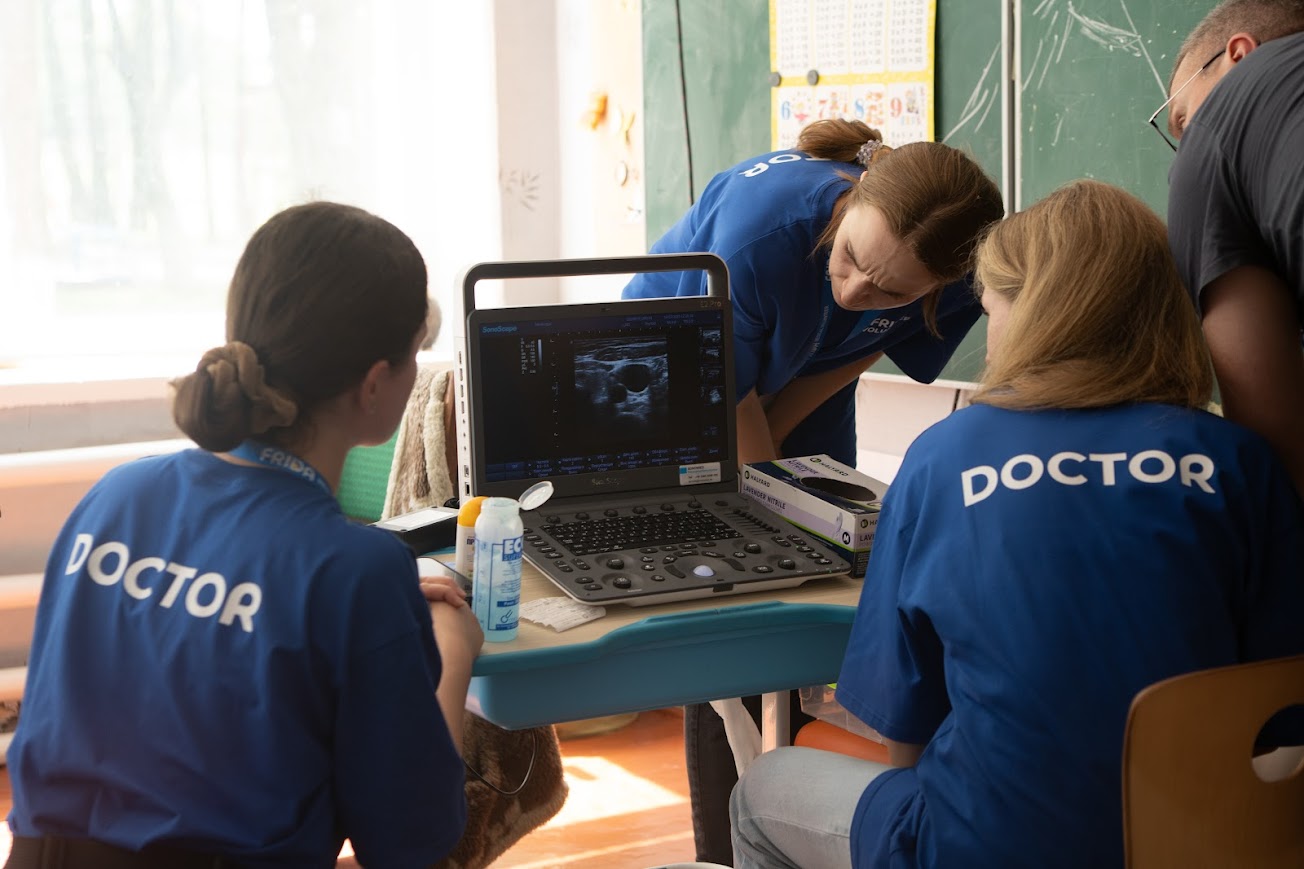 "Рак зазвичай мовчить": лікарі-волонтери місії Frida розповіли, як борються з раком на передовій