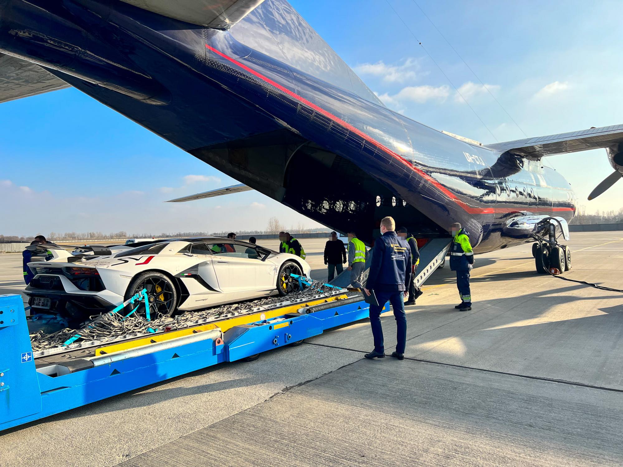 Lamborghini и Rolls-Royce: Украина передала Германии элитные авто международных мошенников