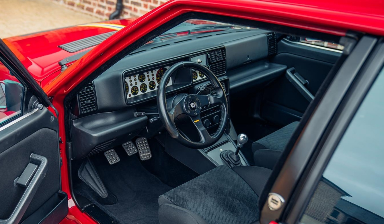 Інвестуйте в автомобілі: 27-річну Lancia Delta продають за неймовірні 300 тисяч доларів