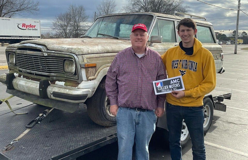 Обнаружен заброшенный автосалон, где сквозь машины проросли деревья