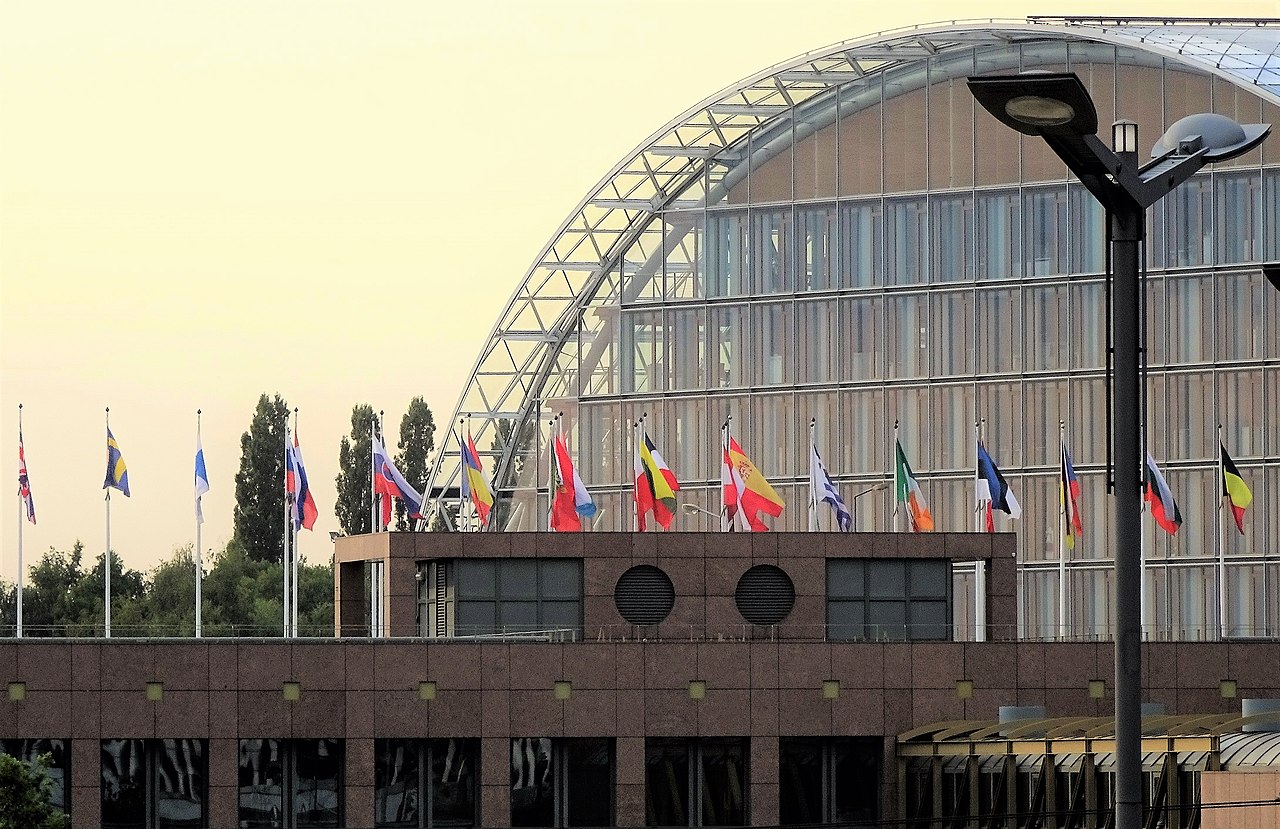 Історичний момент. Україна завтра стане на крок ближче до членства в ЄС, але з "домашньою роботою"