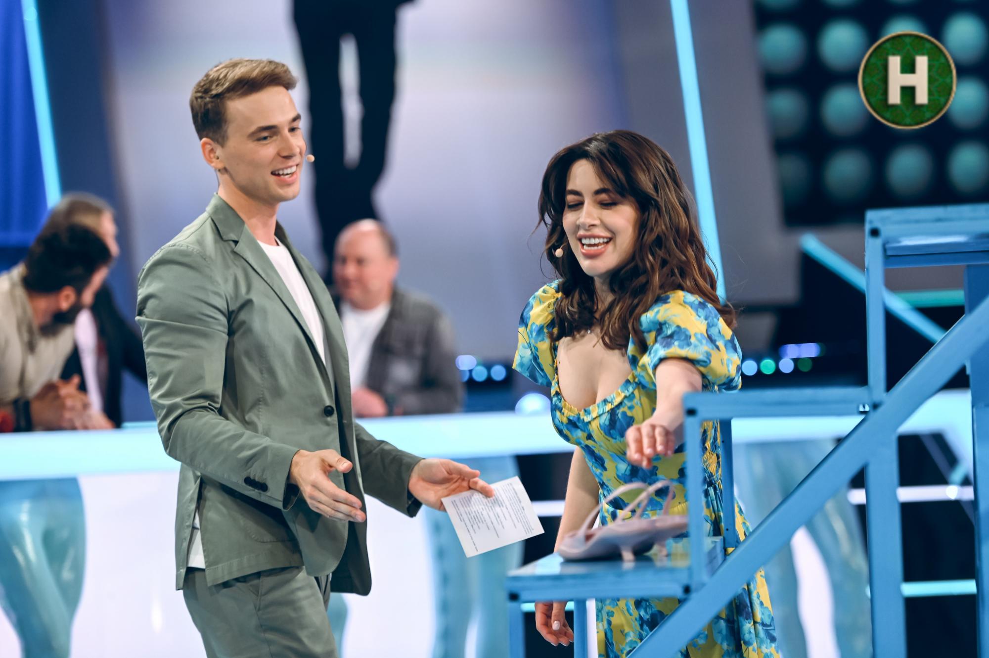 "Скільки відсотків жінок мають "краша" серед військових?" Цікаві статистичні факти із шоу "Хто зверху?"